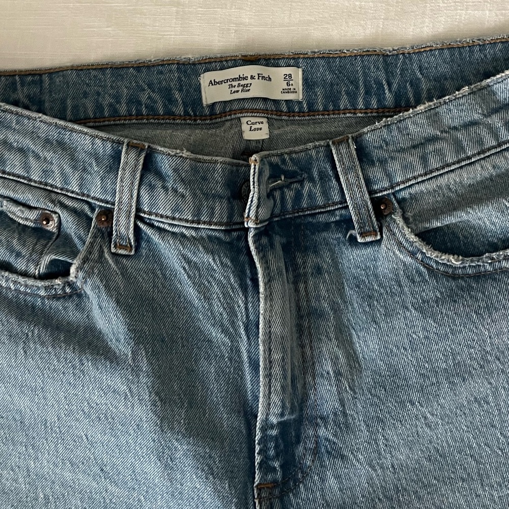 Abercrombie & Fitch Low Rise Baggy Curve Love Jean Size 28